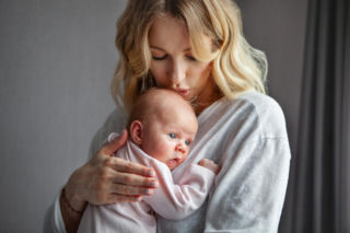 Ruchy w brzuchu po porodzie to nie twoja wyobraźnia. Wyjaśnienie jest zaskakujące