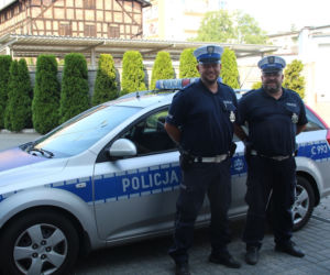 Policjanci z nakielskiej drogówki” - asp. sztab. Tomasz Wrzalik i mł. asp. Karol Sarnowski