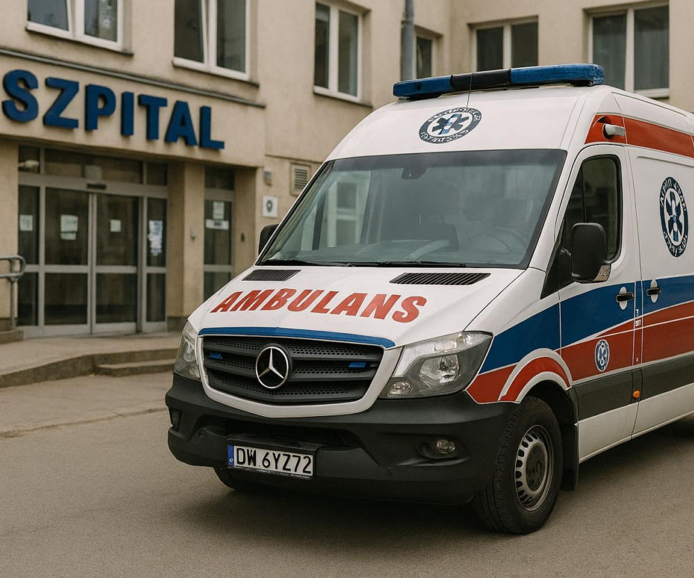 Ambulans przed szpitalem