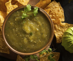 Salsa verde mexicana: meksykański zielony sos z miechunki pomidorowej