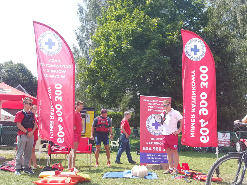 Pokazy ratowników WOPR na plaży miejskiej w Żywcu
