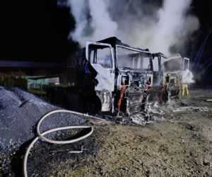 Pożar na terenie firmy w Nietążkowie. Spłonęły dwa ciągniki siodłowe
