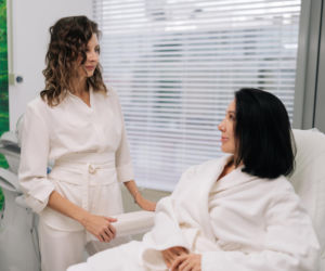 Czerwone flagi w gabinecie medycyny estetycznej. Jeśli to zauważysz, lepiej zrezygnuj z zabiegu