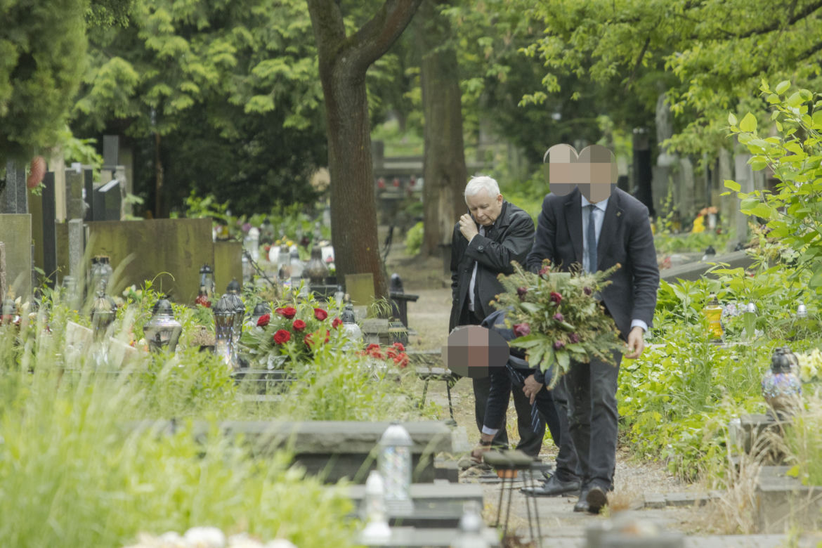 Kaczyński na cmentarzu. Pojechał uczcić mamę