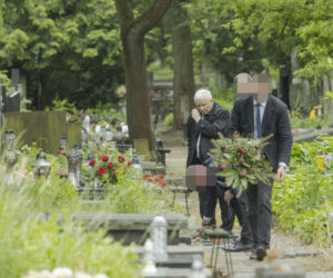 Kaczyński na cmentarzu. Pojechał uczcić mamę