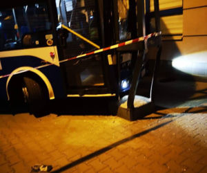 Kraków: Poranna kolizja dwóch autobusów linii 137 na pętli Krowodrza Górka. Uszkodzona została sieć trakcyjna [ZDJĘCIA]