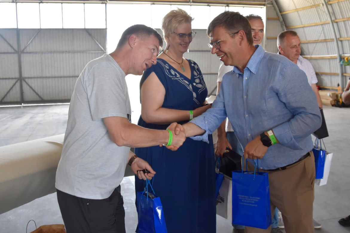 Rodzinny Piknik Lotniczy w Gryźlinach 2023. Lotnicy-akrobaci zachwycili publiczność
