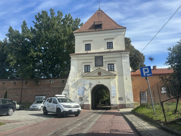 Trzy dni temu ksiądz Stanisław rozdawał czekoladki na mszy. Teraz stawiają mu znicze pod klasztorem