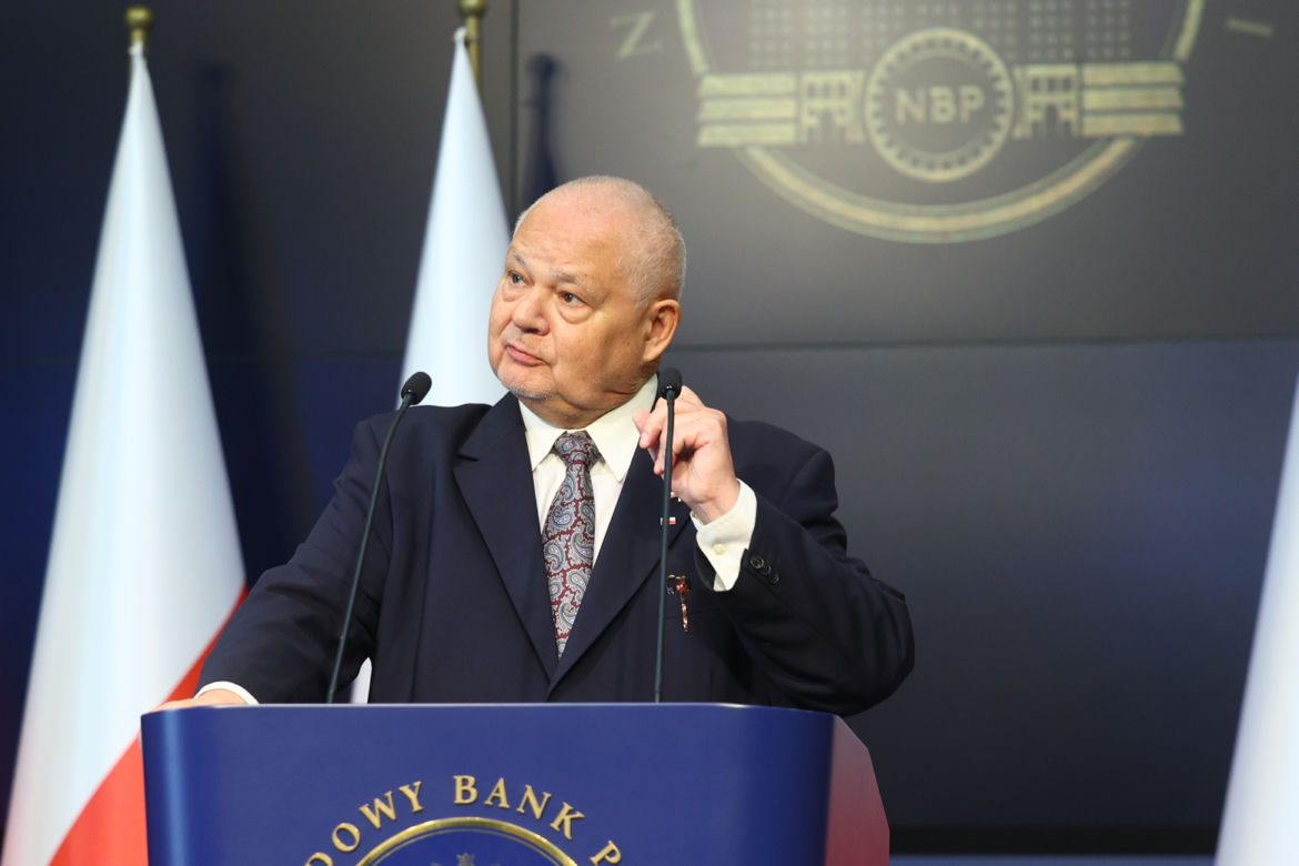 Podwyżka stóp procentowych. Glapiński tłumaczy kiedy to się skończy. Zobacz jego miny