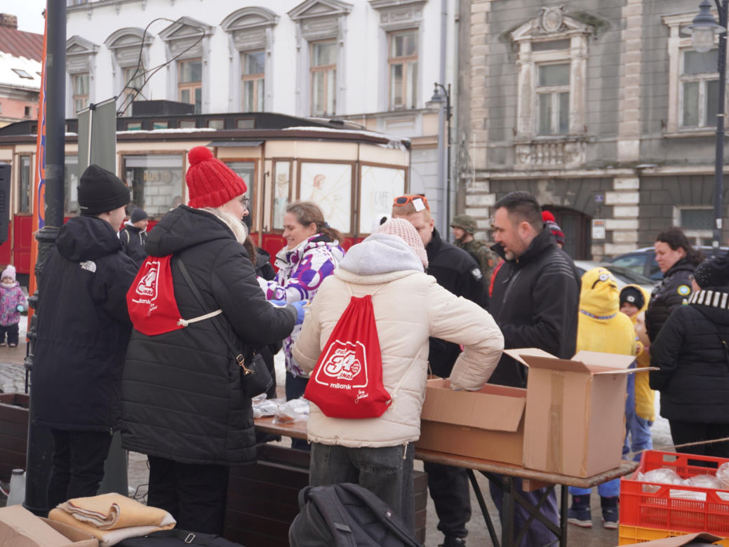 34. Finał WOŚP. Dziennikarze Radia ESKA rozgrzewają Tarnów pysznym żurkiem!