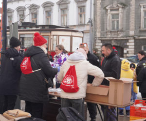34. Finał WOŚP. Dziennikarze Radia ESKA rozgrzewają Tarnów pysznym żurkiem!