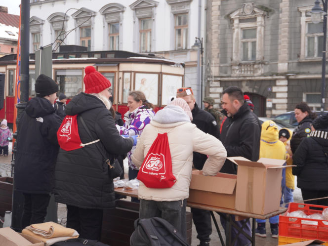 34. Finał WOŚP. Dziennikarze Radia ESKA rozgrzewają Tarnów pysznym żurkiem!