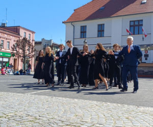 Polonez maturzystów z I LO na rynku w Ostrzeszowie