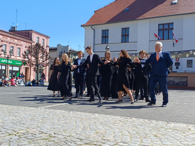 Polonez maturzystów z I LO na rynku w Ostrzeszowie