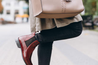 Zapomnij o czerni i brązie. Kozaki i botki w tym kolorze królują w zimowych stylizacjach