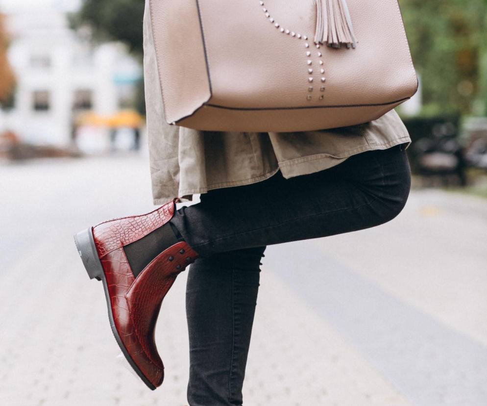 Zapomnij o czerni i brązie. Kozaki i botki w tym kolorze królują w zimowych stylizacjach