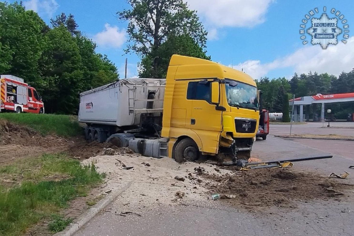 Karambol w Zawierciu. Na DK 78 zderzyły się cztery pojazdy. Są osoby poszkodowane