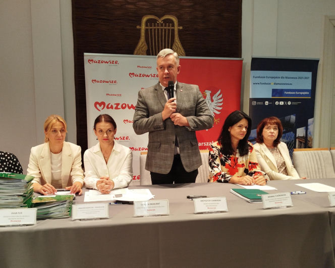 Dwie lokalne inwestycje z wysokim wsparciem unijnym. Umowy na budowę wiaduktu warszawskiego w Siedlcach i rozwój bioróżnorodności w Mrozach – już podpisane!