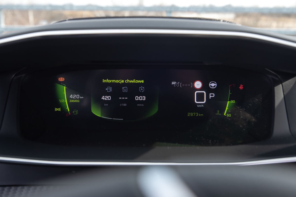 Peugeot 2008 GT Line vs Renault Captur Intens