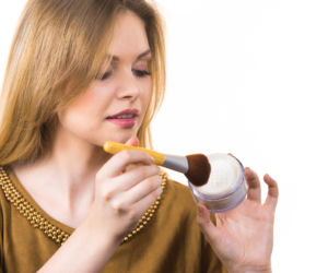 Ryżowy czy bambusowy? Jeden z nich to hit na błyszczącą cerę. Sprawdź, który wybrać, by makijaż przetrwał cały dzień