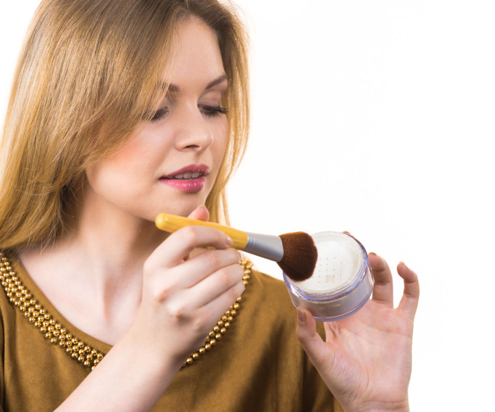 Ryżowy czy bambusowy? Jeden z nich to hit na błyszczącą cerę. Sprawdź, który wybrać, by makijaż przetrwał cały dzień