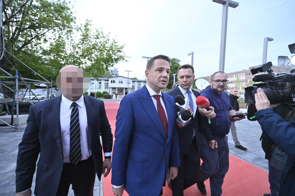 Wielkie wejście Trzaskowskiego do TVP. Zdjęcia uchwyciły każdy krok