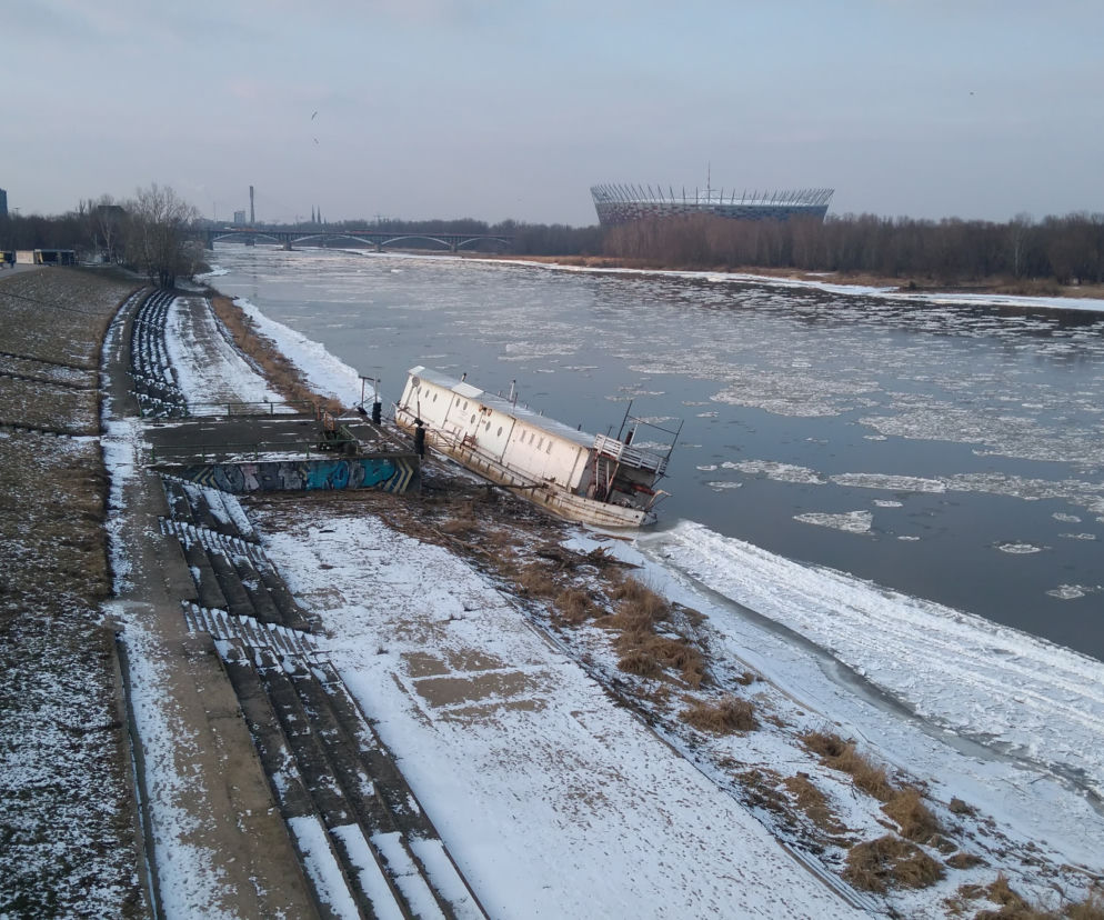 Barka od kilku lat była zacumowana blisko portu Czerniakowskiego