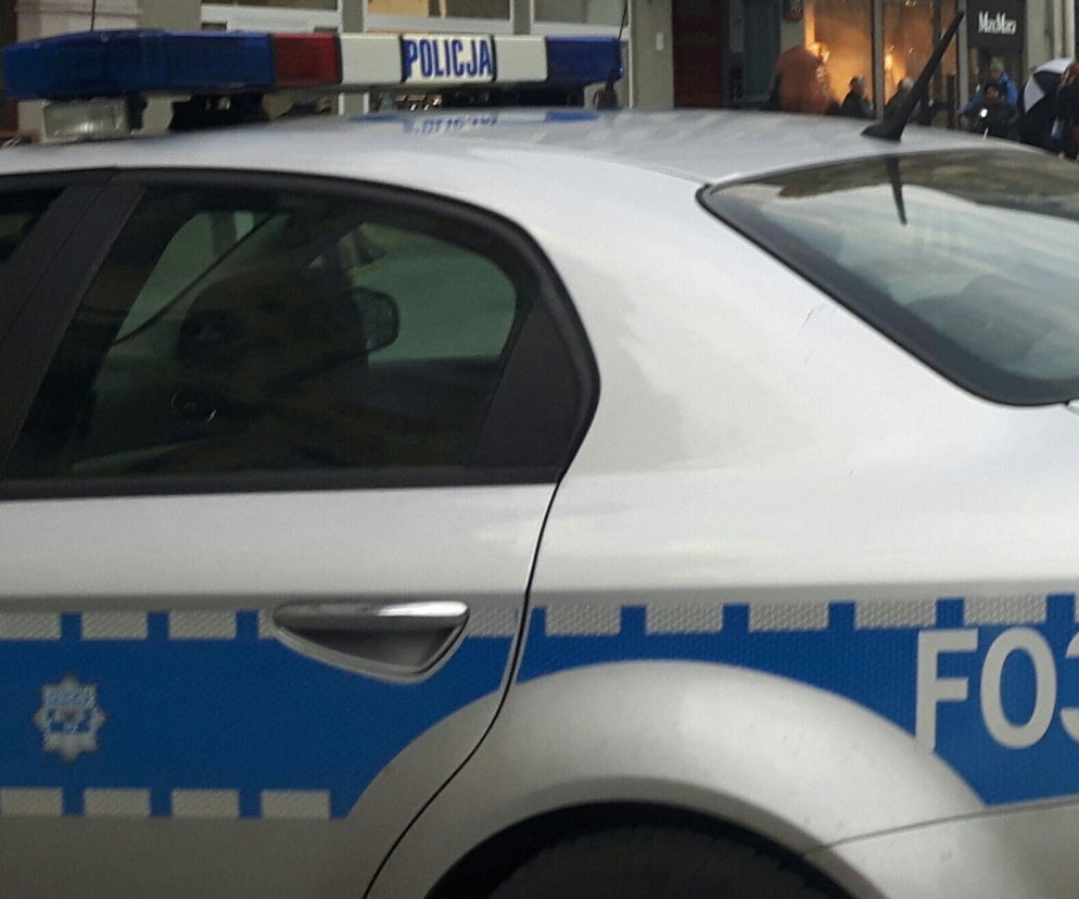 Radiowóz policji z widocznym napisem na dachu. O zatrzymaniu nastolatków z Goleniowa przeczytasz na SE Szczecin.
