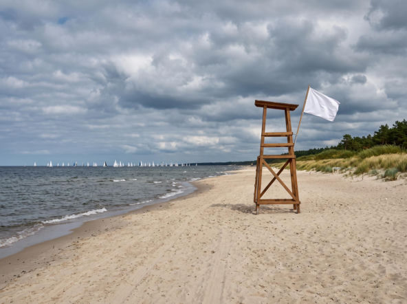 Sinice Dziwnów. Czy w Dziwnowie można się kąpać 29.08? Flaga, warunki pogodowe