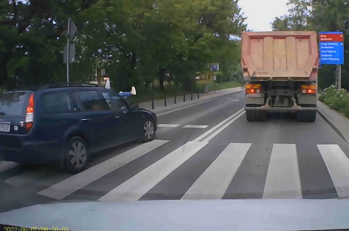 Staranował fordem pieszą na pasach. Wszystko zarejestrował inny kierowca
