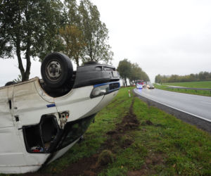 Wypadek karetki pogotowia. Ranny pacjent [ZDJĘCIA]