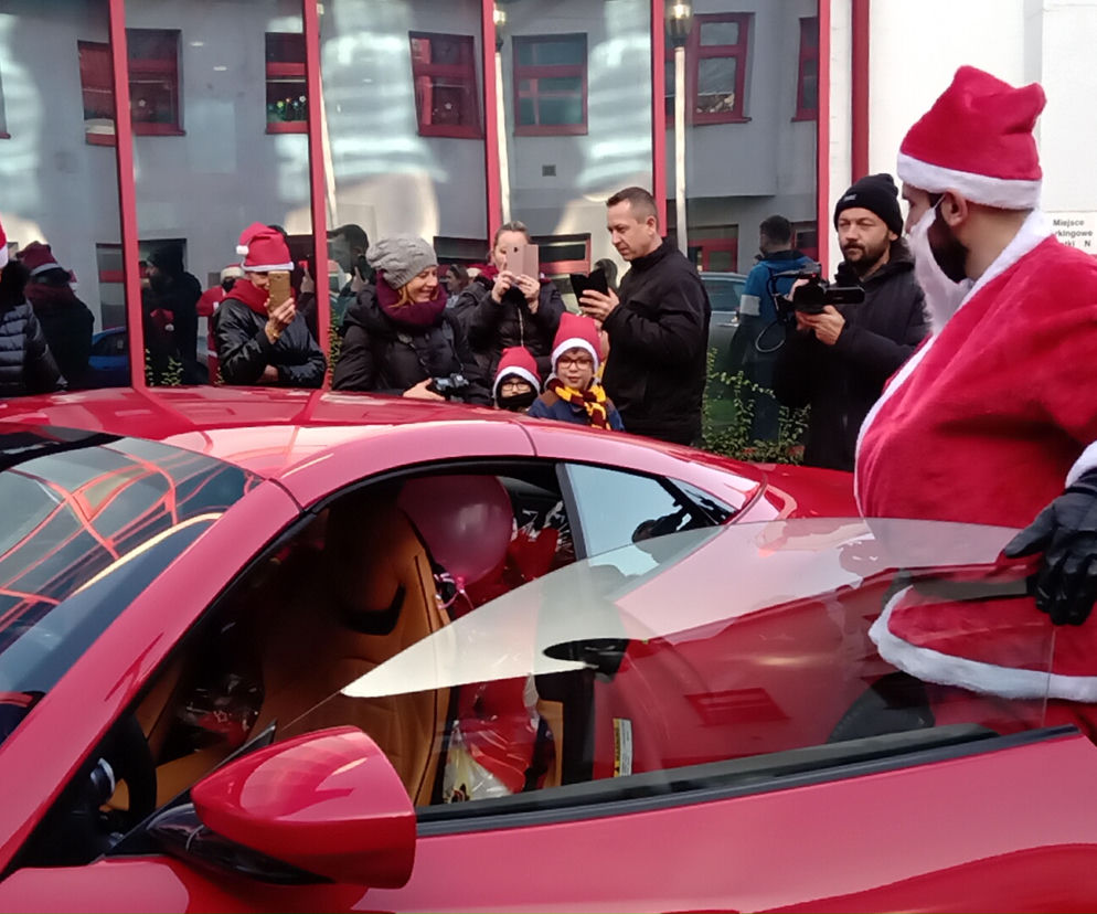 Święty Mikołaj zamienił sanie i renifery na czerwone Ferrari. Dzieciaki z chorzowskiego szpitala zachwycone [ZDJĘCIA]
