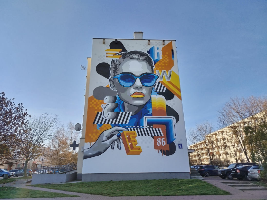 Nowy mural z kobiecą postacią na ścianie bloku przy ulicy Kaszubskiej 2 w Siedlcach
