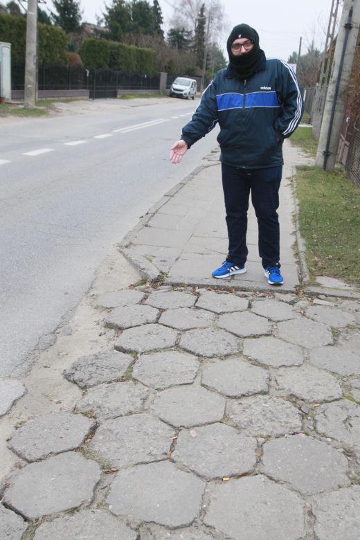 Dramat w Markach. Chodnik, po którym nie da się bezpiecznie chodzić