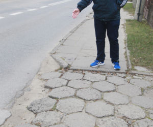 Dramat w Markach. Chodnik, po którym nie da się bezpiecznie chodzić