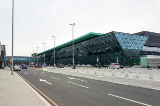 Architektoniczny dialog w Balicach. Nowy biurowiec lotniska nawiąże do bryły terminalu