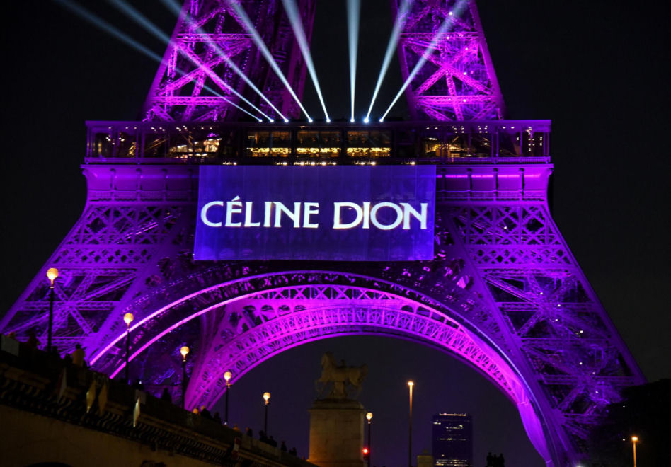 Wieża Eiffla rozbłysła na powrót Celine Dion
