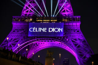 Wieża Eiffla rozbłysła na powrót Celine Dion