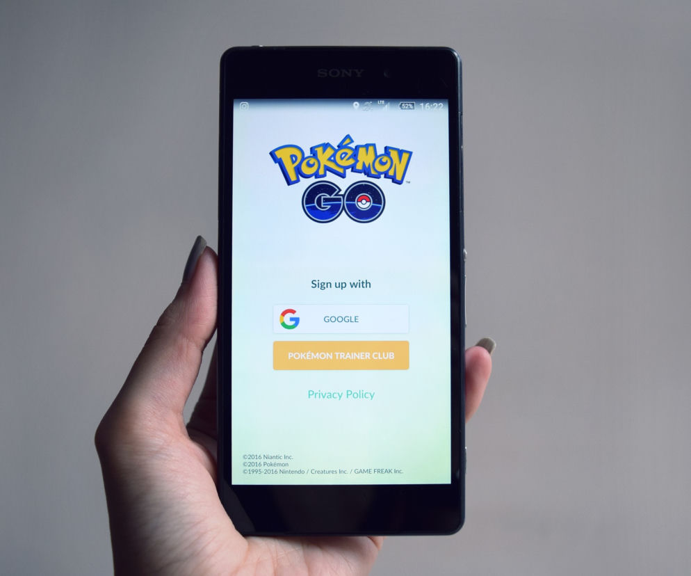 Białystok. Kobieta KIEROWAŁA autem i zbierała POKEMONY. Internauci nie mają litości