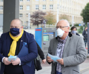 Bezwzględny nakaz noszenia maseczek w tramwajach i autobusach