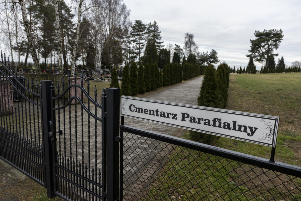 „Niepraktykujący” płaci podwójnie. Szokujący cennik na cmentarzu pod Wrocławiem