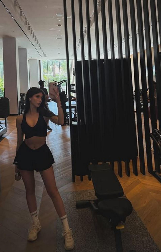 Roksana Węgiel-Mglej rozciąga się w Dubaju