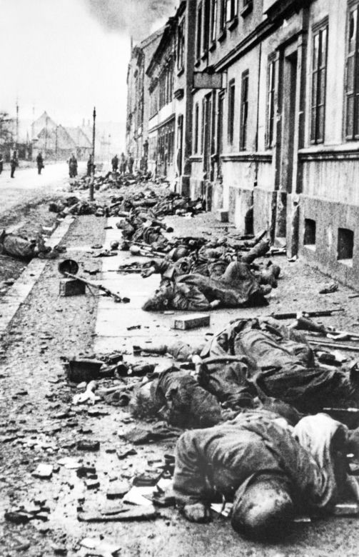 Ciała poległych żołnierzy na ulicach Berlina, 3 maj 1945. 