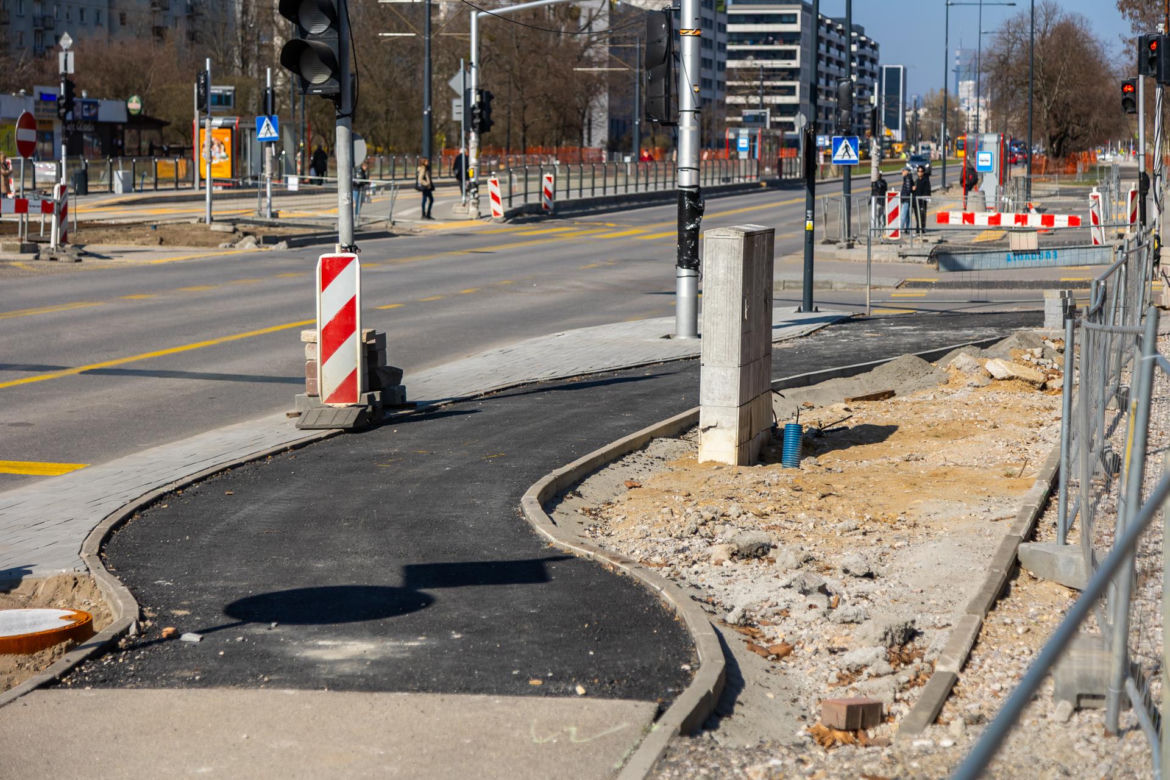 Zbędne łuki na drodze dla rowerów wzdłuż ul. Sobieskiego