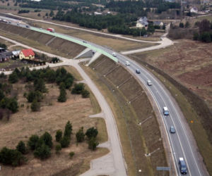 Wielki transport z cudzoziemcami przekroczył granicę. Pojechali w kierunku Litwy [ZDJĘCIA]