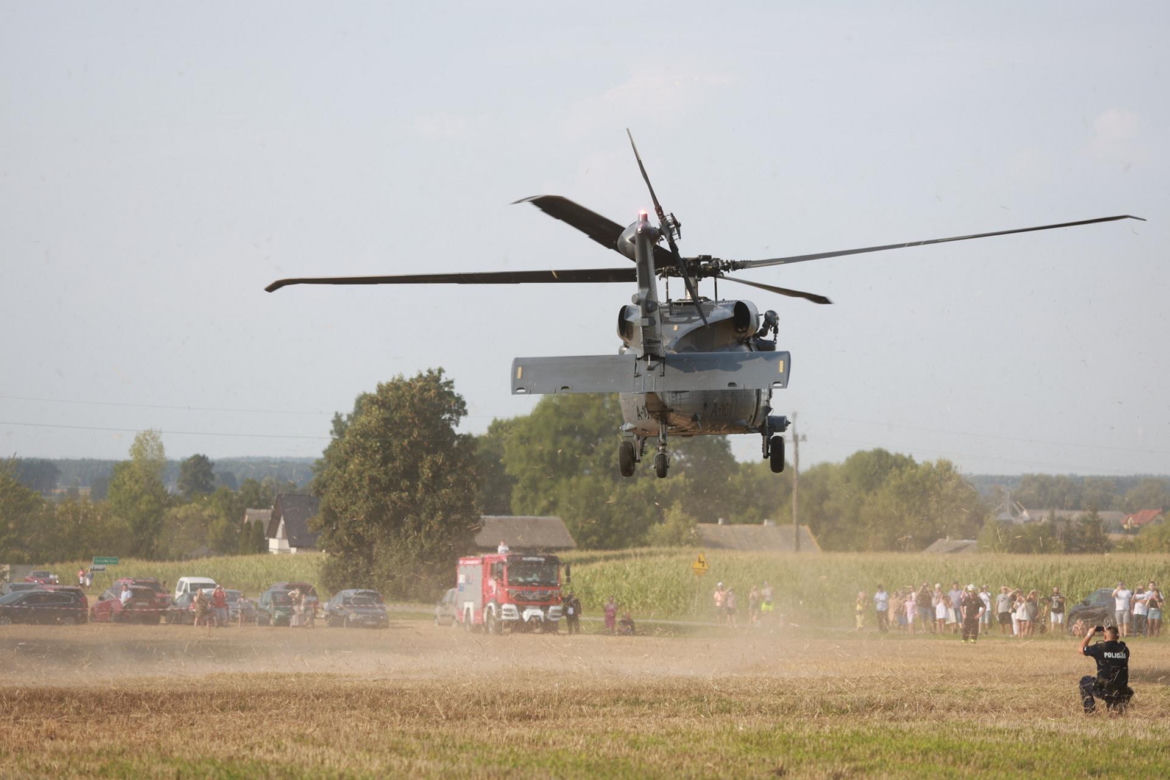 Groza na pikniku wojskowym. Policyjny Black Hawk zahaczył o linię wysokiego napięcia