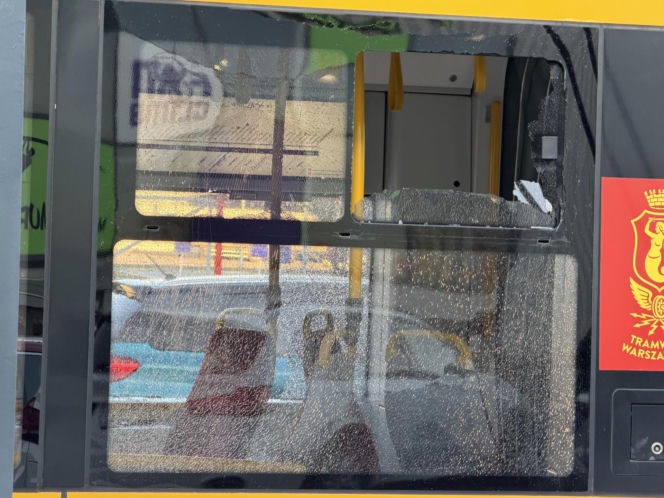 Zderzenie ciężarówki z tramwajem i potrącenie na torowisku; utrudnienia w kursowaniu tramwajów