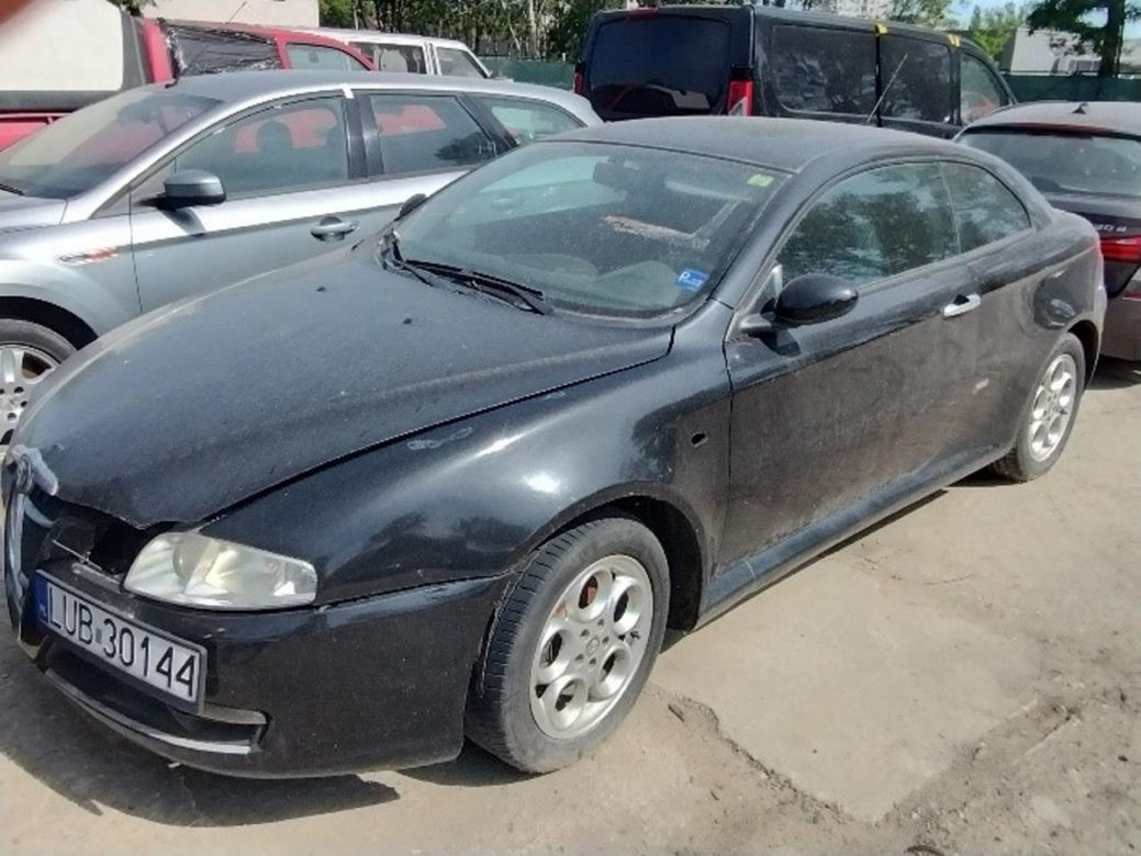 Drogowcy znów sprzedają wraki z ulicy. Wśród nich jest Chrysler w kwiatki