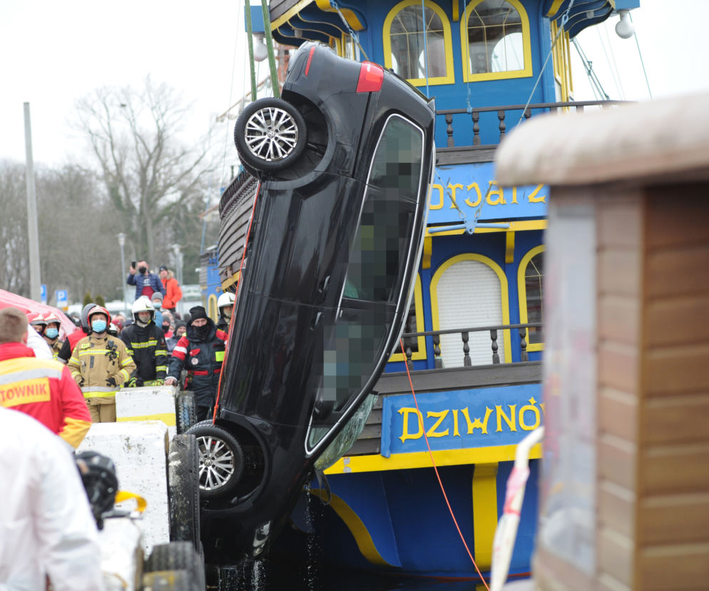 Dziwnów: KOSZMAR! Cztery osoby, w tym dwoje dzieci, wyłowiono wraz z autem z rzeki Dziwnej