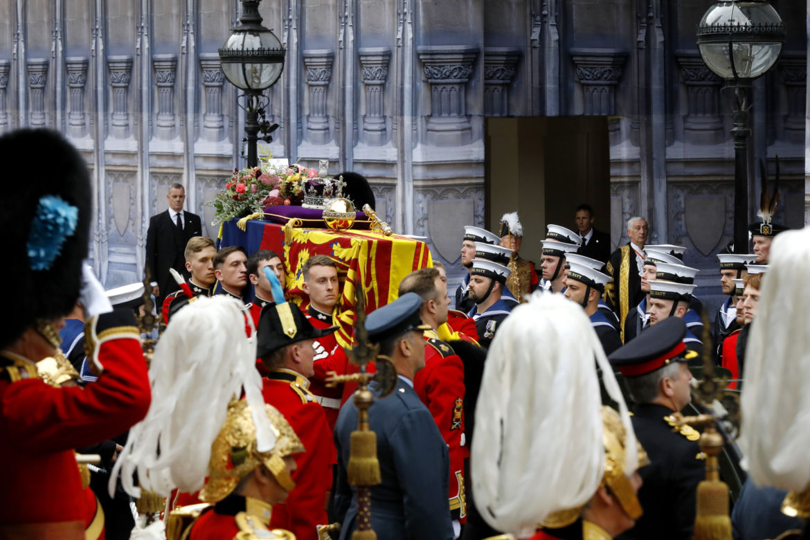Trumna z Królową przybyła do Westminsteru